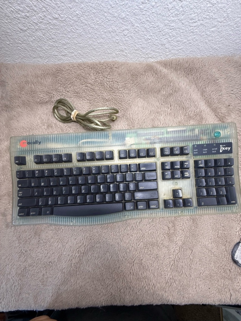 Macally iKey wired USB keyboard